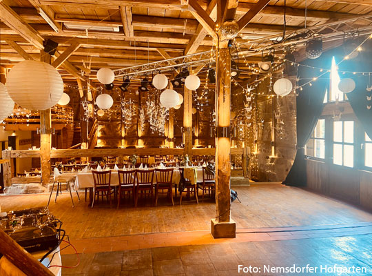 Innenansicht des Nemsdorfer Hofgartens mit schöner Dekoration