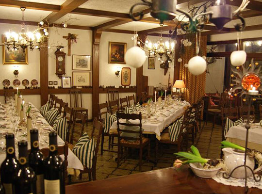 Uriges Restaurant mit langen Tischen und Holzmobiliar beim Krimidinner Schwäbisch Gmünd