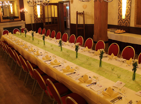 Lange Tafeln für unser Krimidinner Schwäbisch Hall mit liebevoller Tischdekoration beim Krimidinner Schwäbisch Hall