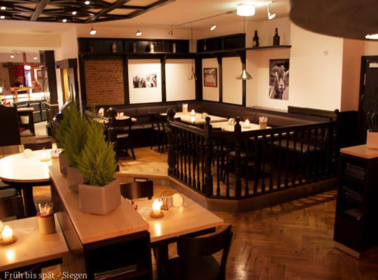 Modern gestalteter Restaurantbereich mit vielen gemütlichen Sitzgelegenheiten.