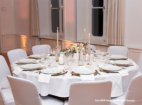 Die modern dekorierten Tische in der Weissen Villa Siegen sind perfekt für das Krimidinner Siegen