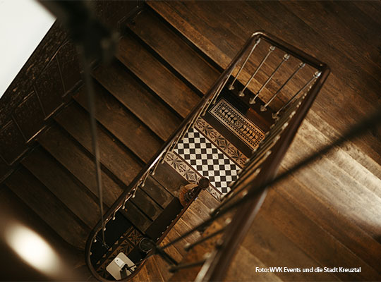 Das rustikale Treppenhaus ist ein Hingucker in der Weissen Villa Siegen