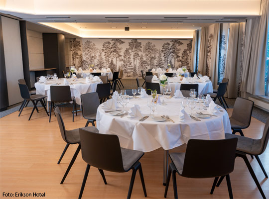 Innenraum im Erikson Hotel mit schön gedeckten Tischen