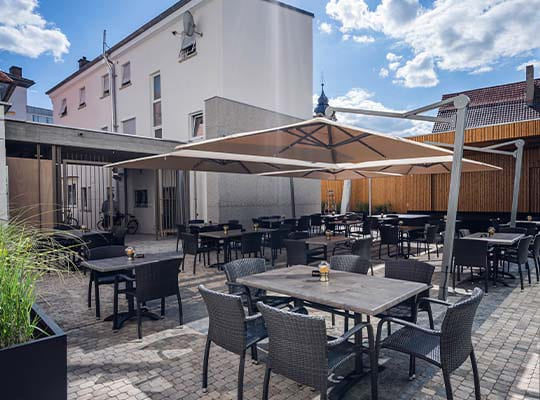 Bestes Wetter genießen auf der Terrasse des Restaurants mit vielen Sitzgelegenheiten und großen Sonnenschirmen