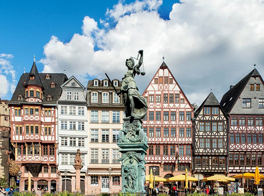 Marktplatz mit Statue und wunderschönen Fachwerkhäusern in Speyer