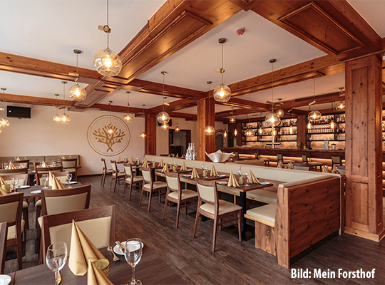 Der stilvoll eingerichtete Innenraum des Restaurants Mein Forsthof