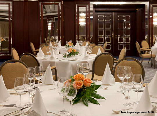 Die schön gedeckten Tische verleihen Ihrem Krimidinner Stuttgart im Steigenberger Hotel den letzten Schliff. 