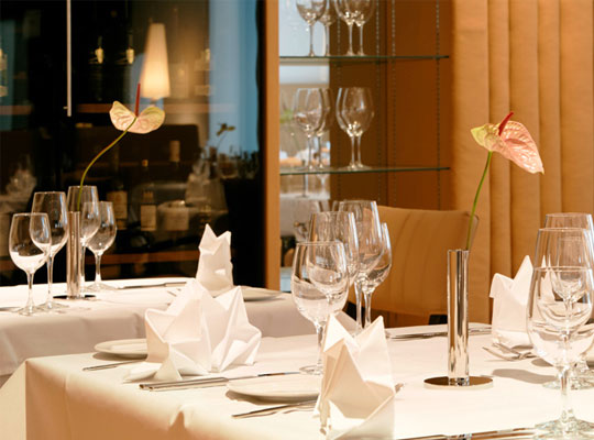 Schlichte aber stilvolle Tischdekoration im Restaurant des Arcotel Camino Stuttgart beim Kriminaldinner