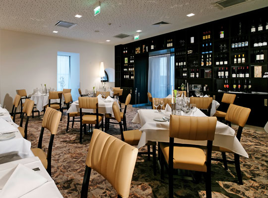 Modernes Restaurant mit Charme und Weinwand beim Kriminaldinner Stuttgart