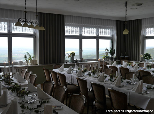 Elegant gedeckte Tische im AKZENT Berghotel Rosstrappe.