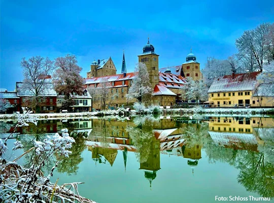 Außenansicht des Schlosses Thurnau im Winter.