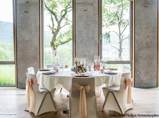 Schön gedeckter Tisch im Hofgut Hohenkarpfen
