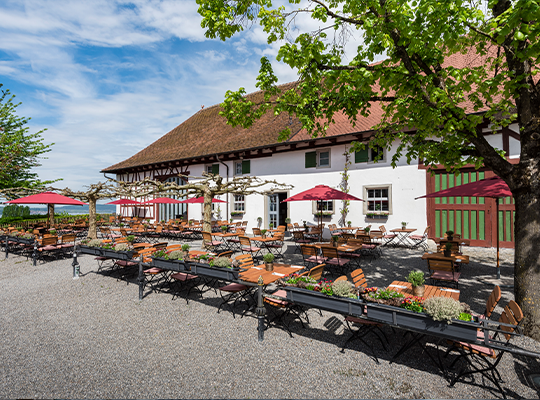 Außenansicht mit Biergarten und Sonnenschein