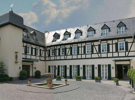 Schöner und gepflegter Innenhof des Rheinhotels Unkel