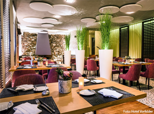 Schöner Innenraum des Hotels Vorfelder mit gedeckten Tischen