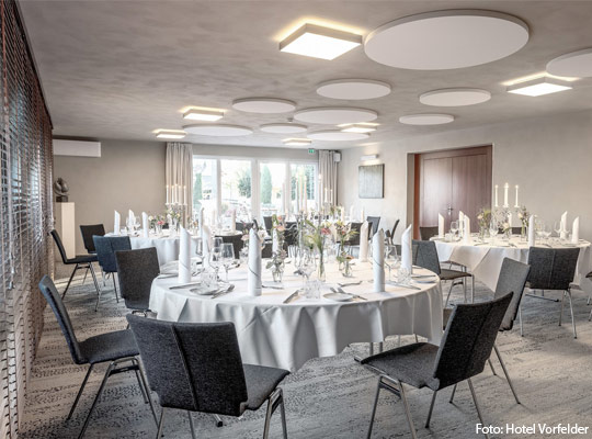 Innenraum im Hotel Vorfelder mit schön gedeckten Tischen