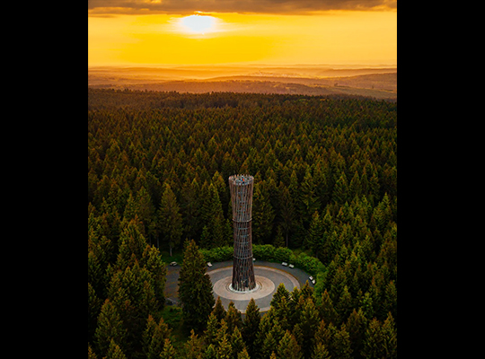 Lörmecke Turm in der Abendsonne