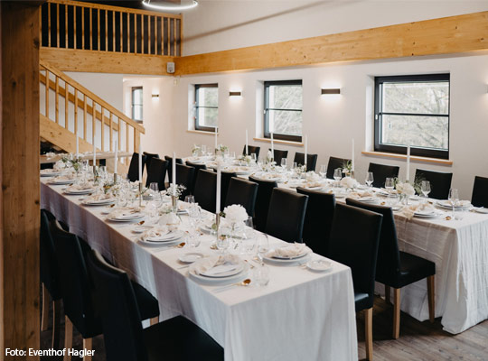 Zwei schön gedeckte Tafeln im Eventhof Hagler.