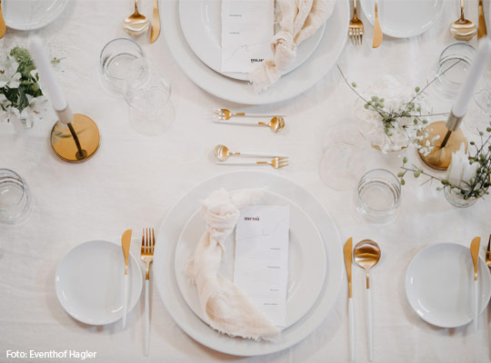 Stilvolles Tischgedeck im Eventhof Hagler.