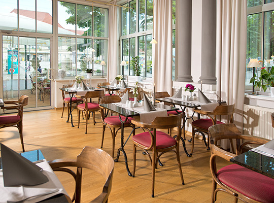 Lichtdurchfluteter Speisesaal im Hotel Kaiserin Auguste beim Krimidinner Weimar