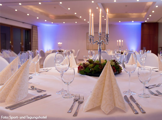 Schön gedeckter Tisch im Sport- und Tagungshotel in Werl.