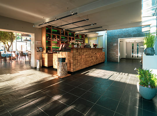 Hoch moderne Inneneinrichtung des Restaurants mit schönem offenen Barbereich.