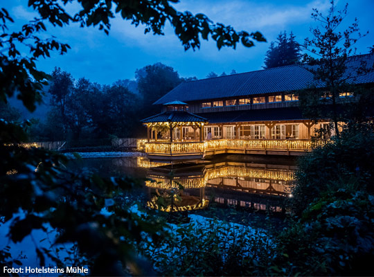 Außenansicht der Hotelsteins Mühle in Wiehl bei Abend