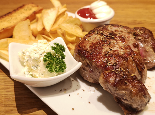 Vorzüglicher Hauptgang bestehend aus einem Rumpsteak und Ofenkartoffeln