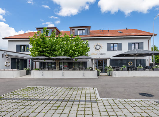 Straßenansicht auf das schöne, moderne Hotelgebäude mit großer Terrasse optimal für ein Krimidinner Open Air.