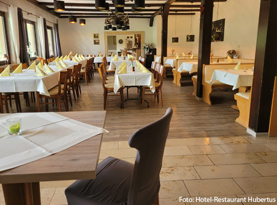 Innensicht des Hotel-Restaurants Hubertus mit gedeckten Tischen