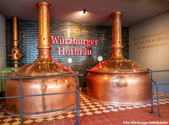 Zwei Braukessel mitten im Würzburger Hofbräukeller.