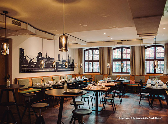 Der große gemütliche Raum bietet das perfekte Ambiente für einen spannenden Krimidinner in Würzburg.