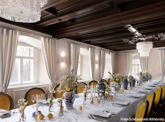 Innenansicht des Schlosshotels Althörnitz mit schön gedeckter Tafel