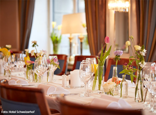 Schön gedeckter Tisch im Hotel Schweizerhof