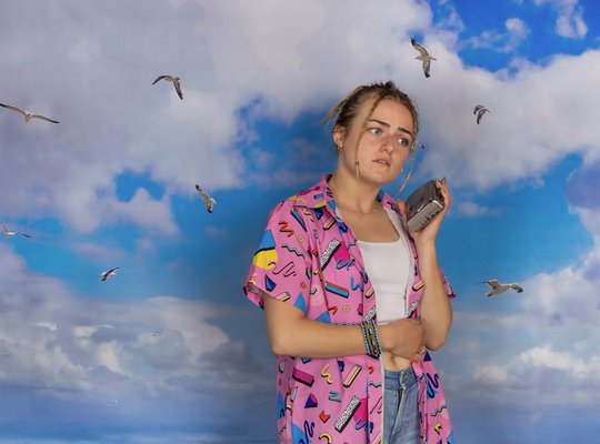 Frau mit buntem Hemd und Möwen im Hintergrund