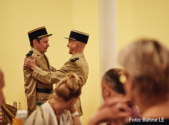 Die Schauspieler interagieren miteinander