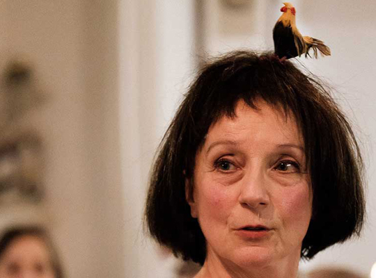 Frau mit kleinem Vogel auf dem Kopf - Darstellerin Krimidinner 