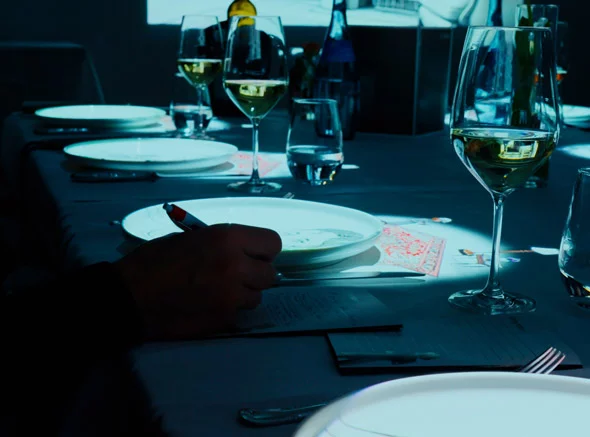 Nahaufnahme der Projektion vom immersiven Krimidinner