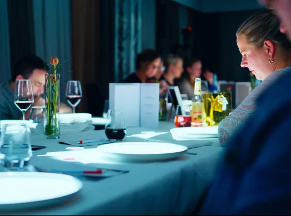 Gespannte Zuschauer beim immersiven Krimidinner