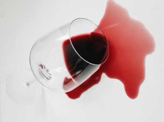 Umgekipptes, ausgeloffenes Rotwein-Glas