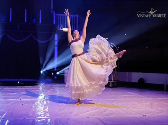 Tänzerin mit tollem Kostüm in einer schönen Pose