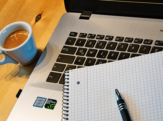 Kaffee, Laptop.Stift und Zettel für unser virtuelles Teambuilding beim Krimidinner