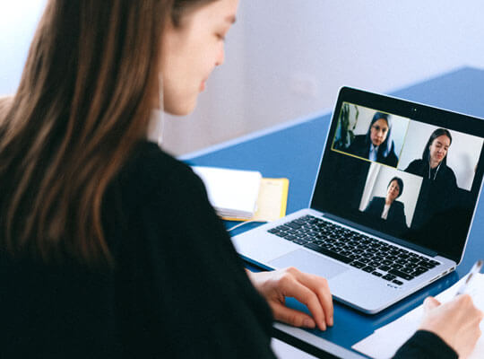 Junge Frau führt ein Video-Meeting