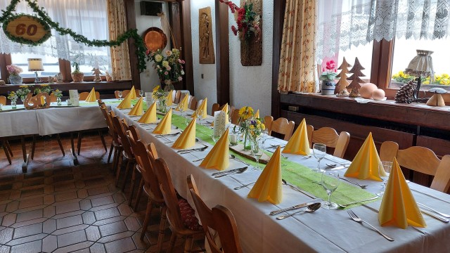 Innenansicht des Gasthauses Bad mit schön gedecktem Tisch